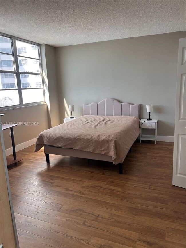 Building Photo - 801 Brickell Bay Dr