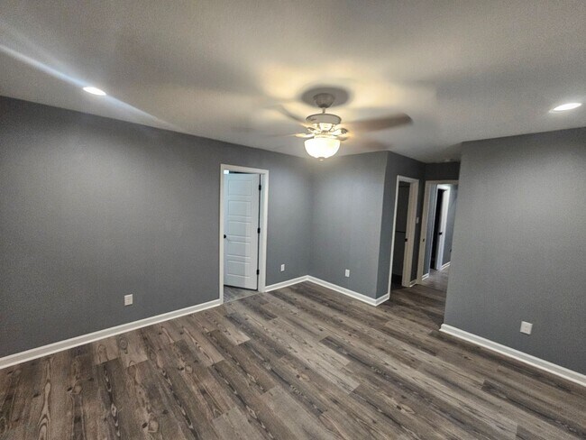 Building Photo - 4 bed 2 bath home in Benton