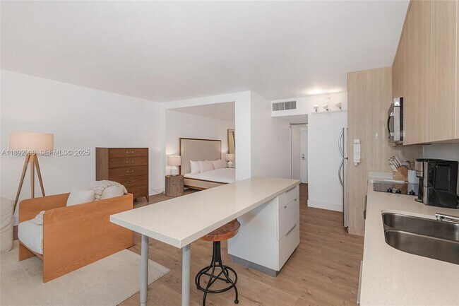 Building Photo - 2301 Collins Ave