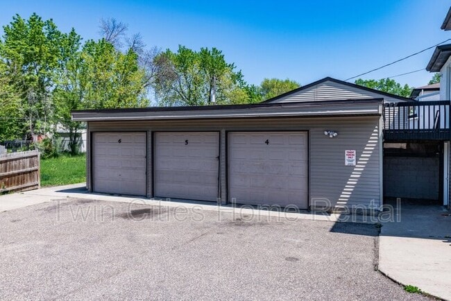 Building Photo - 2081 Hillview Rd