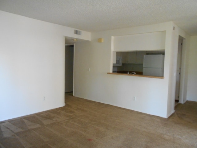 Building Photo - 3 BEDROOMS CONDO WITH BEAUTIFUL LAKE VIEWS.