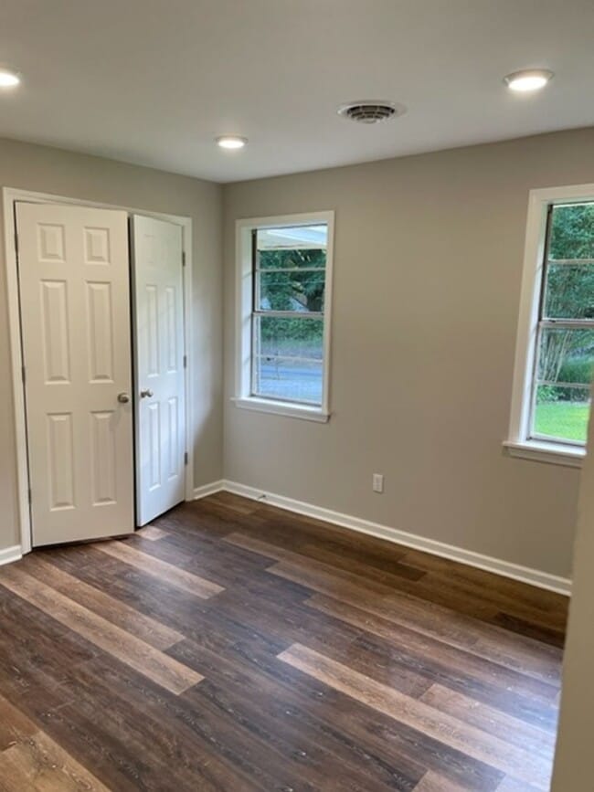 Building Photo - Renovated 3 Bedroom 2 Home on 1 Acre!