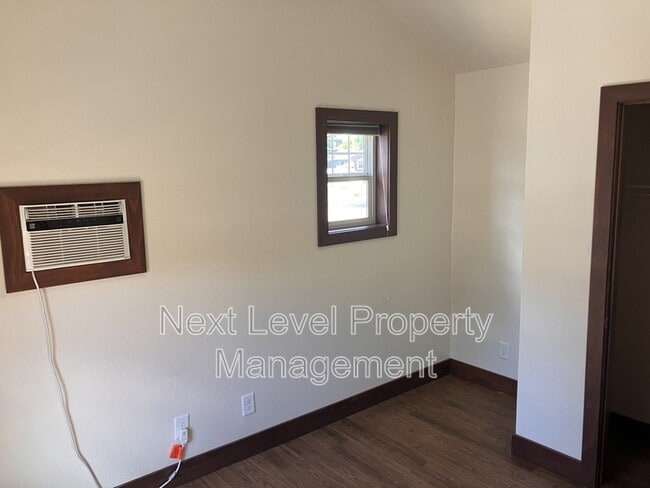 Building Photo - 111 E Cottonwood Dr