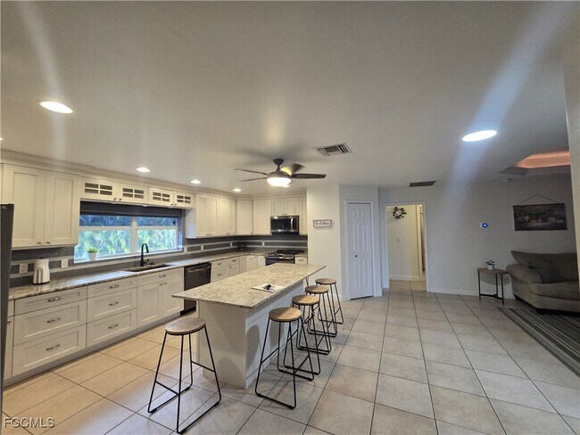 Building Photo - 2309 SW 27th St