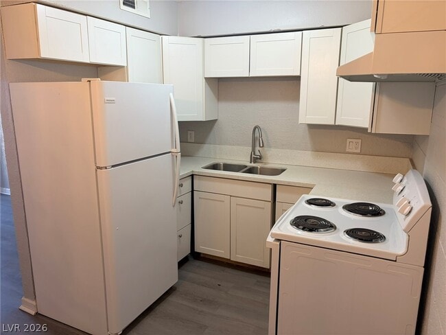 Building Photo - 555 S Royal Crest Cir