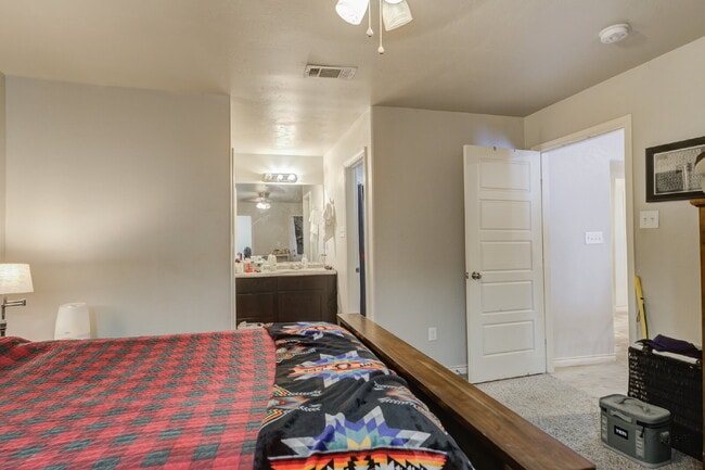 Building Photo - Two Story, 3 Bed / 2 Bath Duplex with Modern Appeal