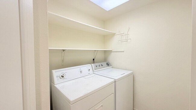 Building Photo - Charming 2BD/2BA + Loft, Upper Unit Condo in Alamo- Available NOW!