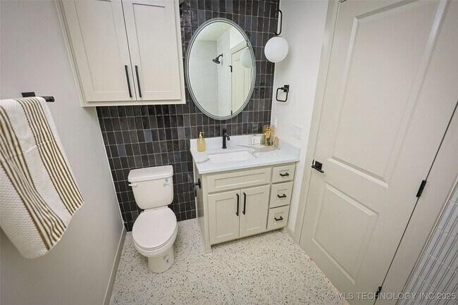 Building Photo - 108 W 2nd St