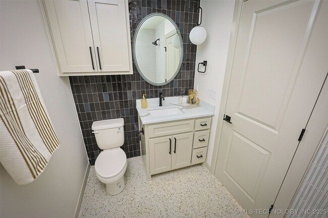 Building Photo - 112 W 2nd St