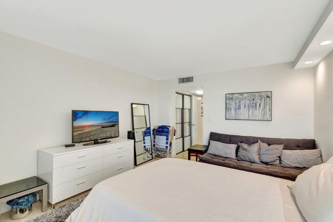 Building Photo - 5550 N Ocean Dr