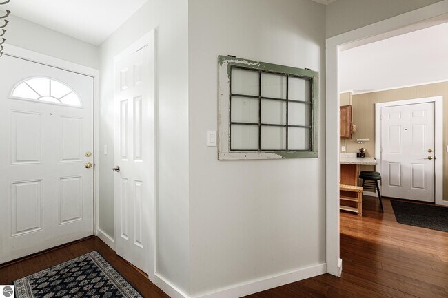 Building Photo - 1704 Comanche St