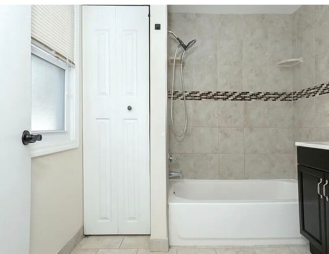 Building Photo - Updated 4 bedroom in Roseville