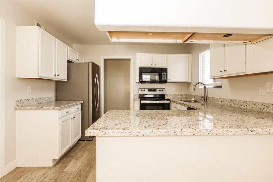 Building Photo - 8802 E University Dr