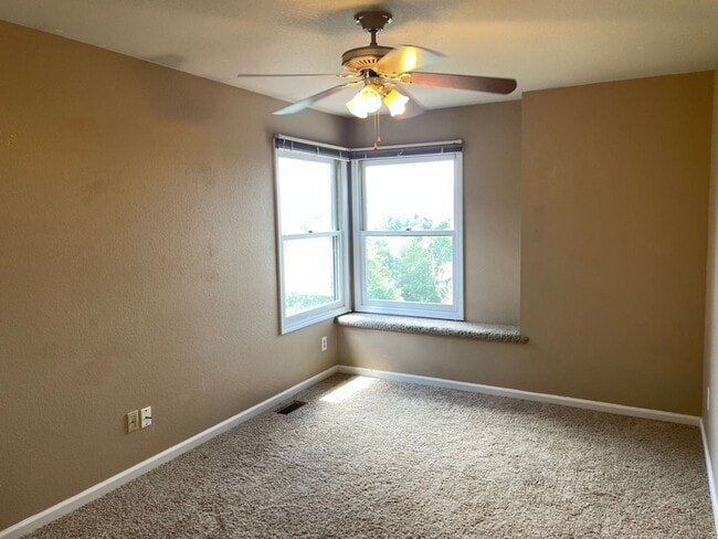 Building Photo - Spectacularly HUGE 6BD Home with Panoramic...