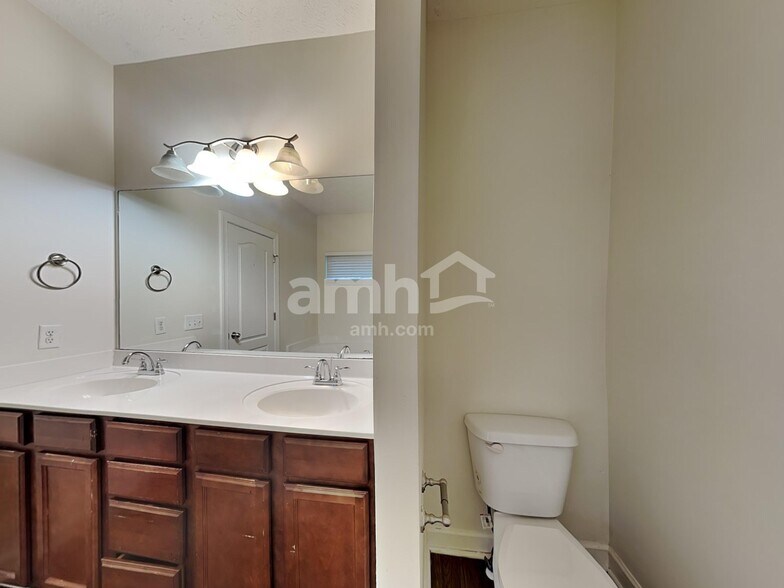 Building Photo - 1409 Napa Pt W