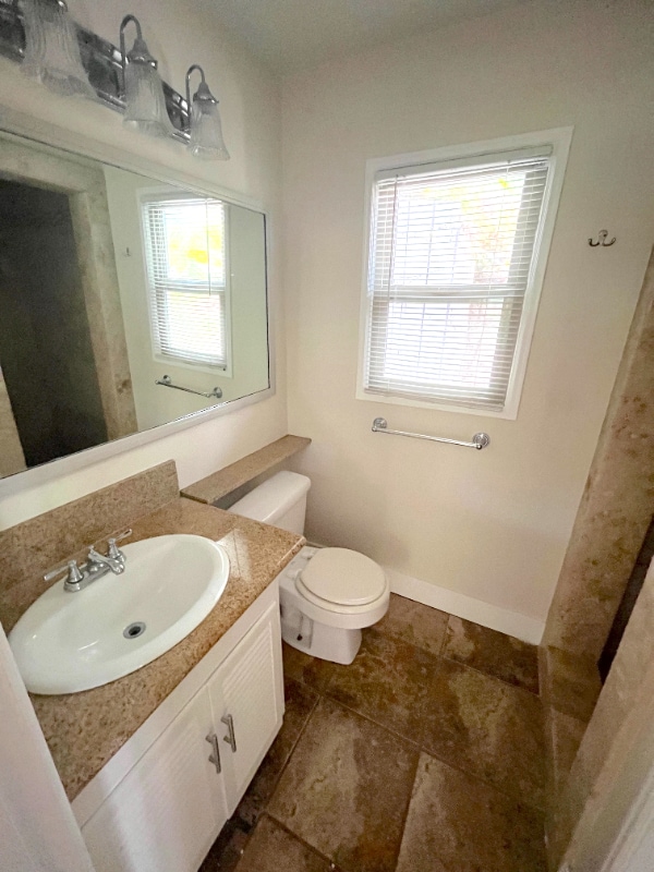 Building Photo - 666 Glenneyre St