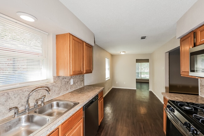 Building Photo - 10424 Muskogee Dr