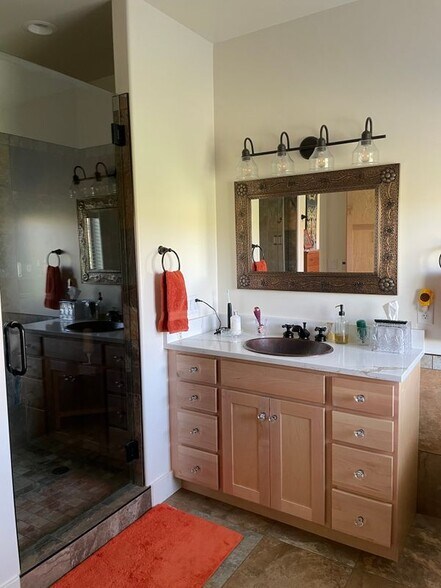Building Photo - 2011 Buena Vista Dr