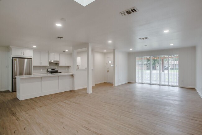 Building Photo - Pre Leasing for Fall 2026! 4/3 in Medical District