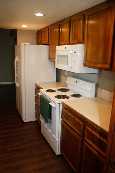 kitchen - 3993 S Law Ave