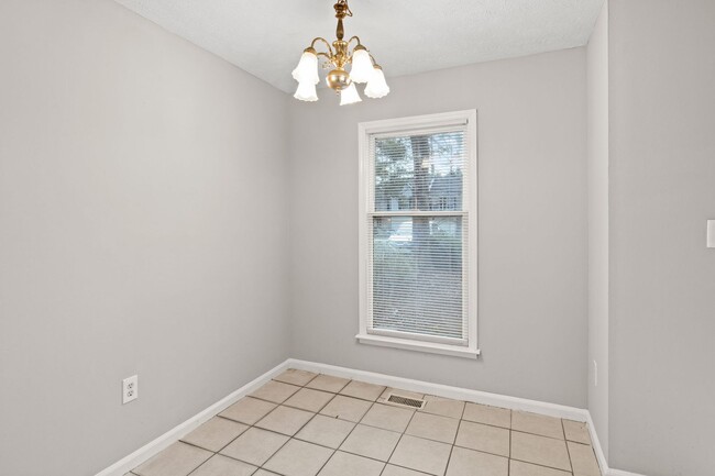 Building Photo - Riverdale  2 bedrooms and 2 baths - One Le...