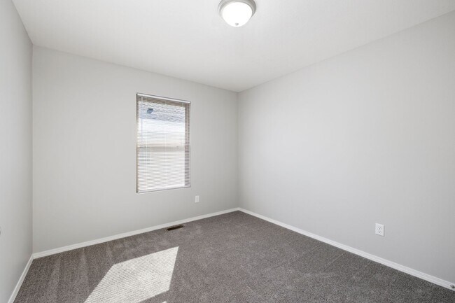 Building Photo - 4 Bedroom Home in Willard School Districts