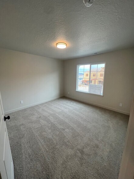 Building Photo - 105 1320 N