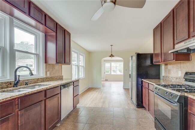 Building Photo - 1287 Eastland Rd SE