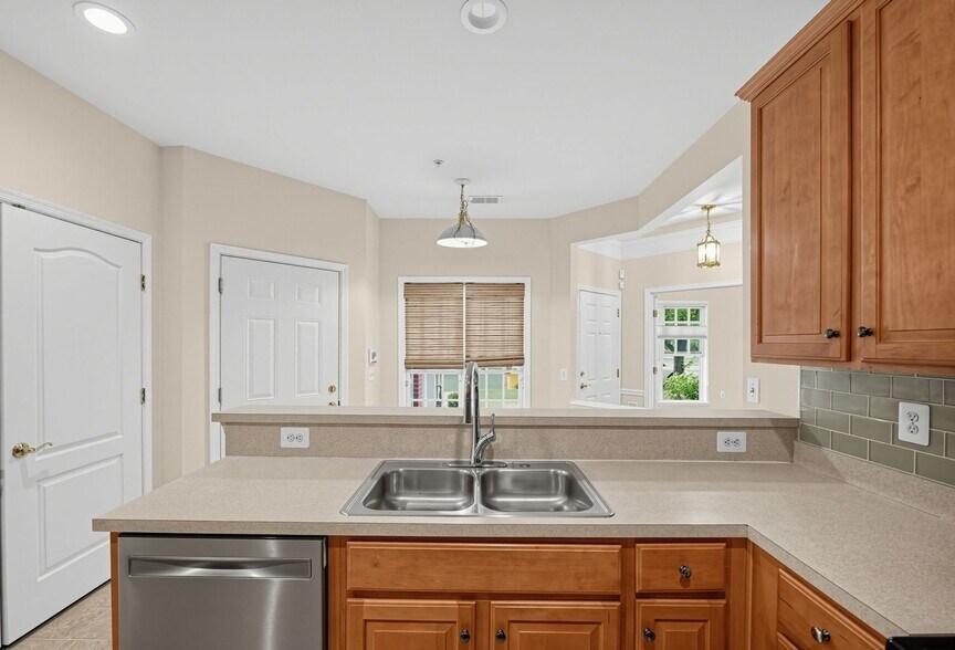 Building Photo - 1504 Sapphire Ct