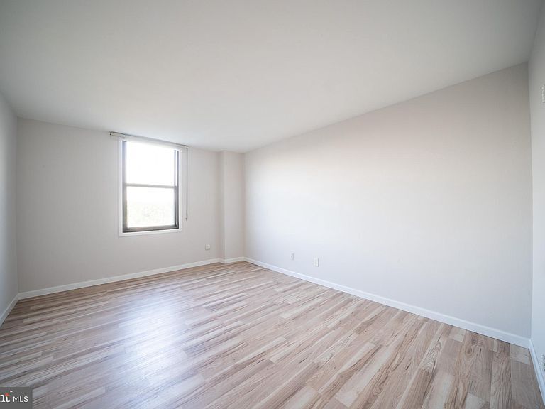 Bedroom 1 - 4600 Duke St