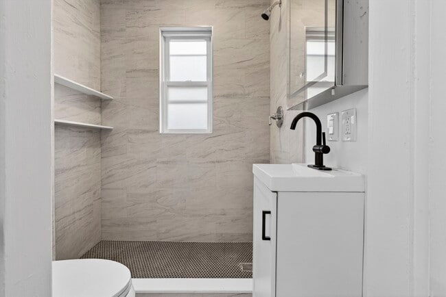 Building Photo - 168 Elliot St