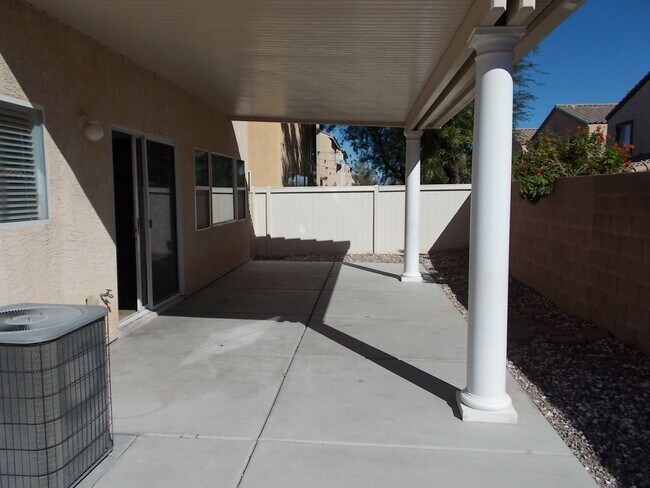 Building Photo - Come live the Las Vegas dream!