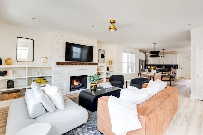 Building Photo - Fully Furnished - Designer Home (Flexible Lease Options)