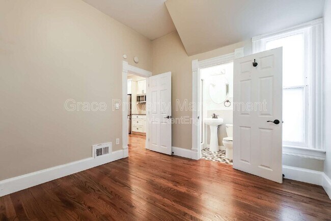 Building Photo - 212 W Irvington Pl
