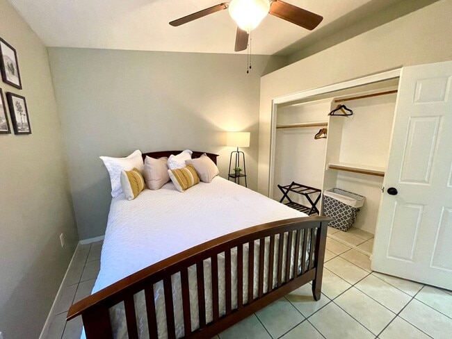 Building Photo - Luxurious Fully Furnished 3 Bedroom Home with Garage!