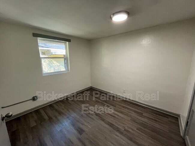 Building Photo - 1009 1st Pl S