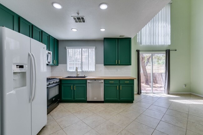 Building Photo - GORGEOUS OPEN FLOORPLAN*GATED COMMUNITY*CO...