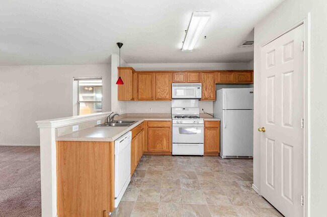 Building Photo - Plum Creek - 3 Bedroom / 2.5 Bathroom Home - 2 Car Garage - Fenced Backyard