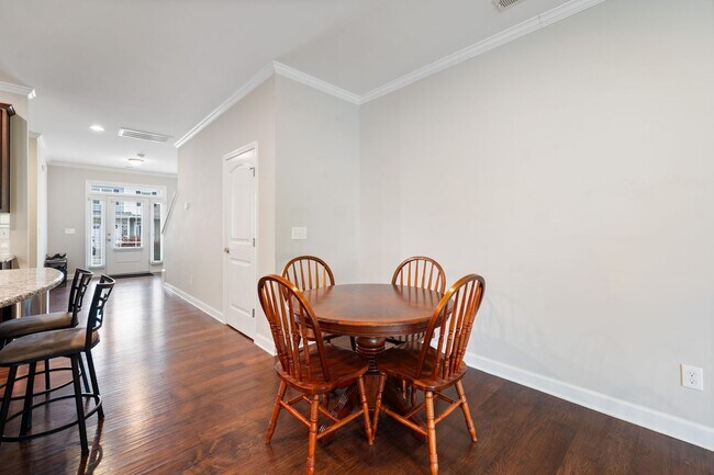 Building Photo - 3-Bedroom Townhome Available Eary July!