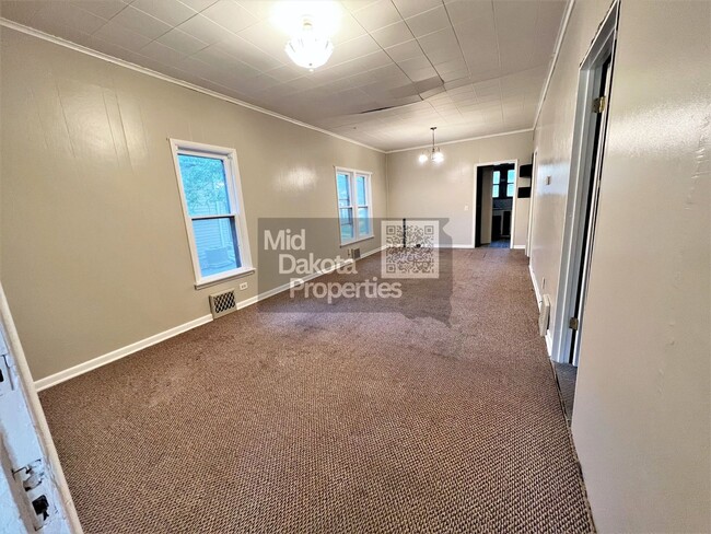Building Photo - 908 E 3rd- 2 bed