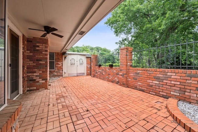 Building Photo - Pristine Updated Indian Creek Condo