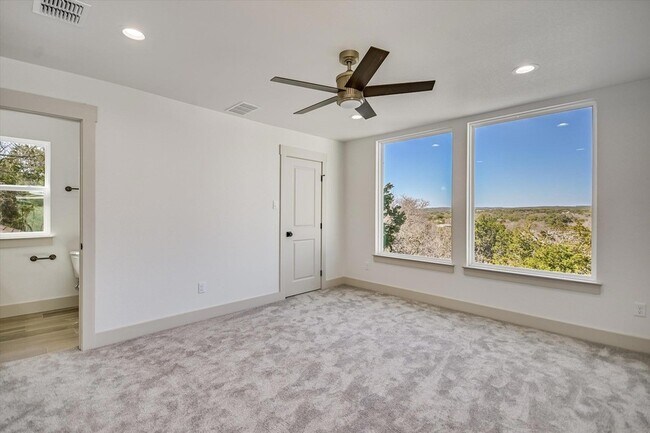 Building Photo - 424 Shady Bluff Dr