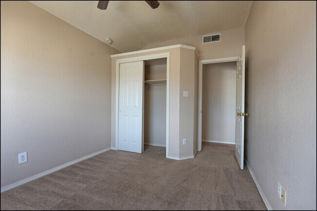 Building Photo - 7456 Luz De Lumbre Ave