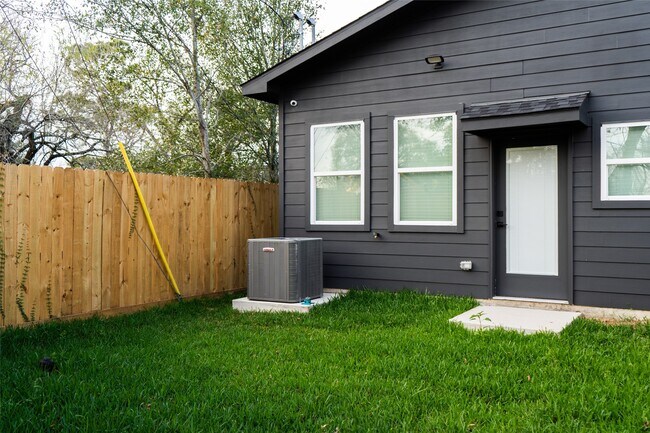 Building Photo - 5018 Dieppe St