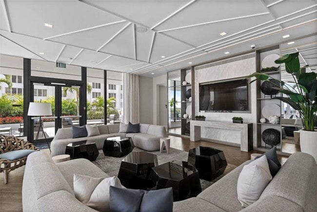 Building Photo - 301 1st St S