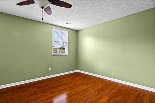 Building Photo - West Knoxville 37922 - Freshly painted and move-in ready, 3-bedroom, 2.5-bath home - Contact Matt...