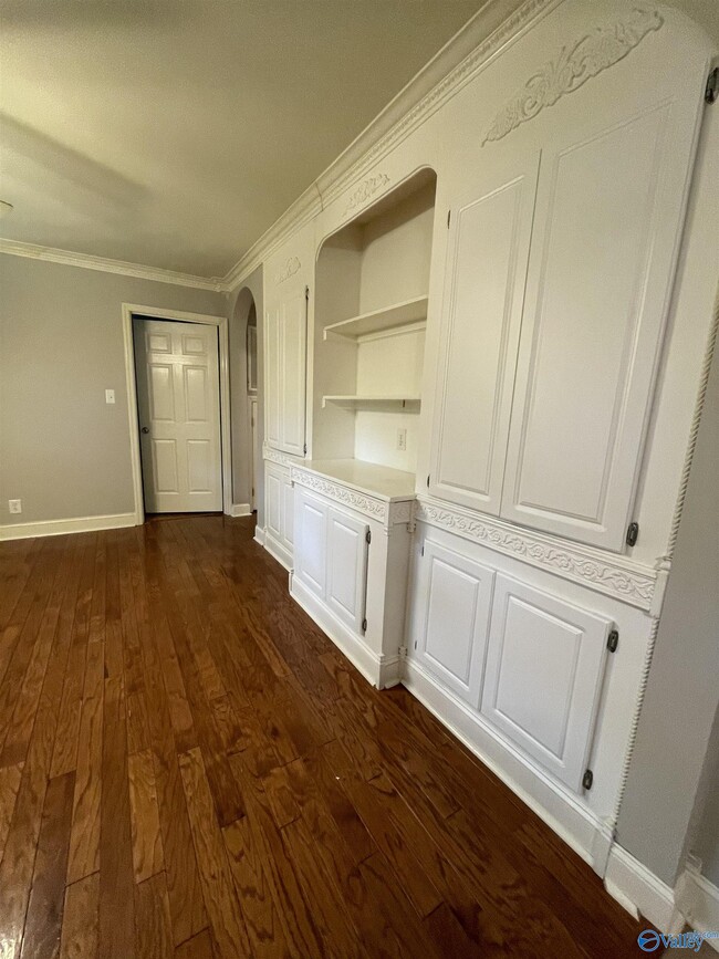 Building Photo - 505 Greenacres Dr NW