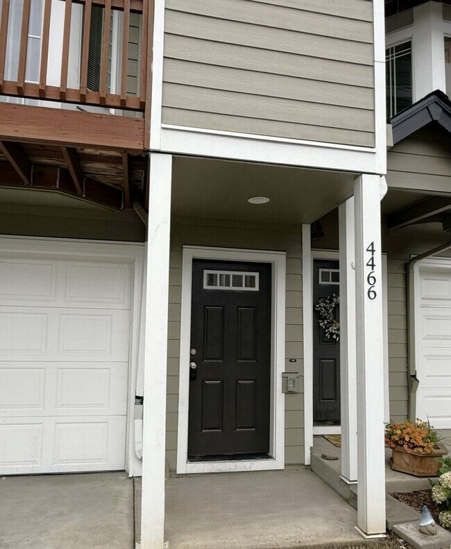 Building Photo - 3 Story ~ 3 Bed/3 Bath Townhome in Parkview Village!