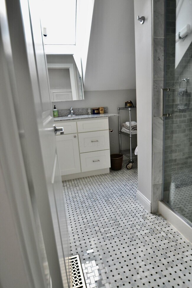 Building Photo - 258 Jackson St