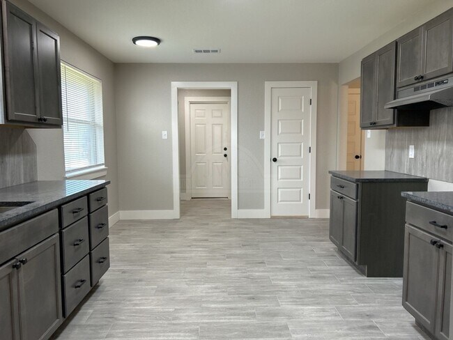 Building Photo - 316 Timber Ridge Dr